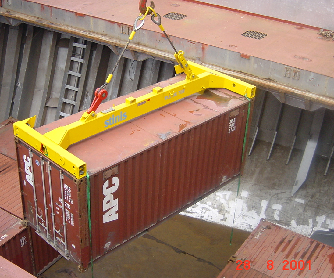 Container spreader